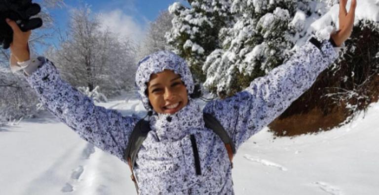 Taís Araújo canta música de Frozen em dia na neve