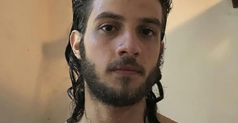 Ousado, Chay Suede posa durante o banho e exibe corpo musculoso