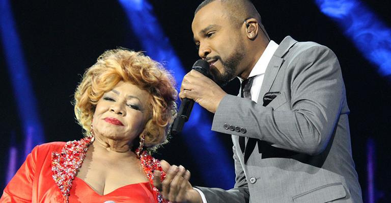 Alcione e Alexandre Pires se apresentam para casa lotada em show emocionante