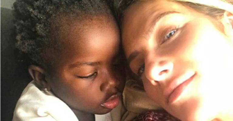 Giovanna Ewbank mostra a filha relaxando na banheira