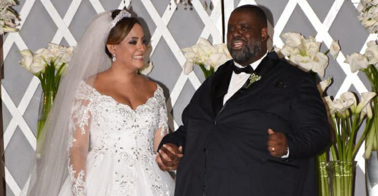 Cantor Péricles se casa com Lidiane Santos em Recife