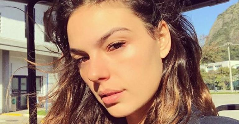 Isis Valverde exibe barriga chapada com biquininho na piscina e ganha elogios: “Perfeição em pessoa”