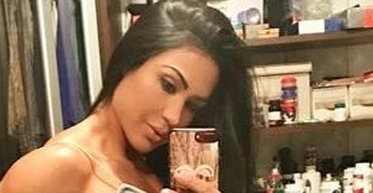 Gracyanne Barbosa abaixa a calça e ergue a blusa para mostrar cinturinha
