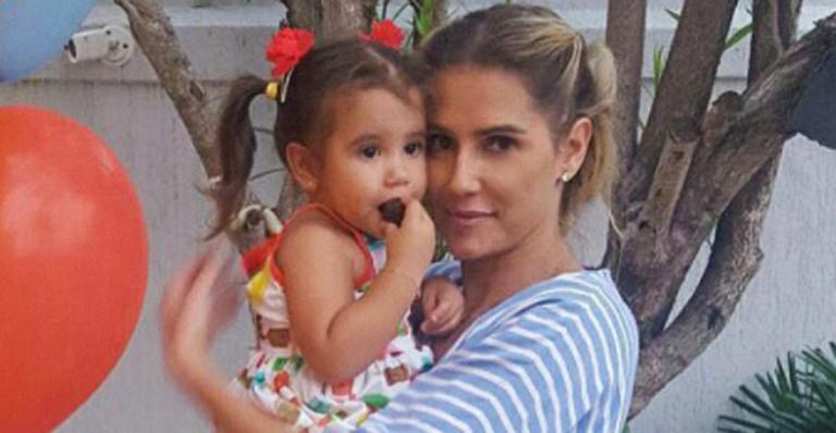 Deborah Secco comemora volta às aulas da filha, Maria Flor