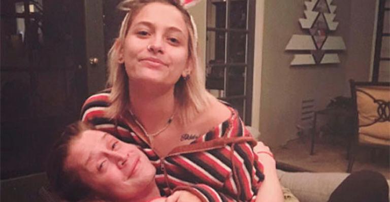 Paris Jackson e Macaulay Culkin fazem tatuagens iguais