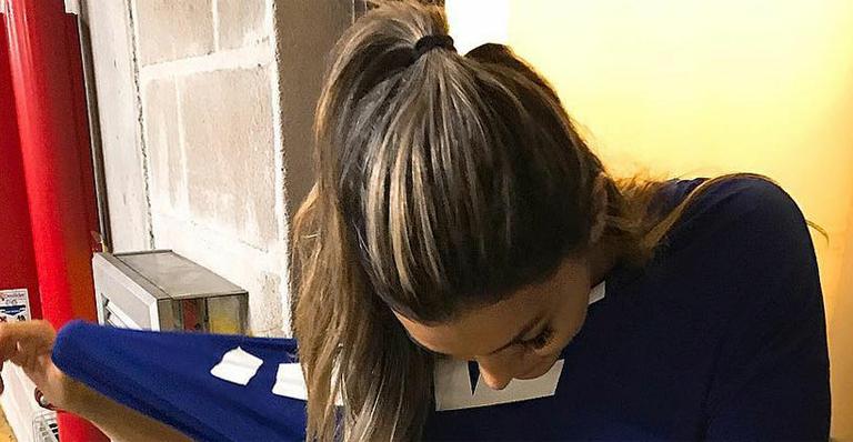 Seis meses após dar à luz, Kelly Key exibe gominhos na barriga e anuncia que vai fazer nova cirurgia plástica