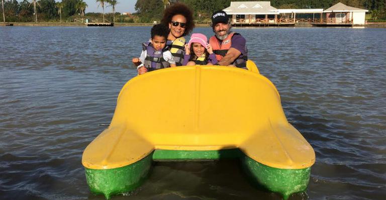 Luciana Mello curte férias com a família em São Paulo