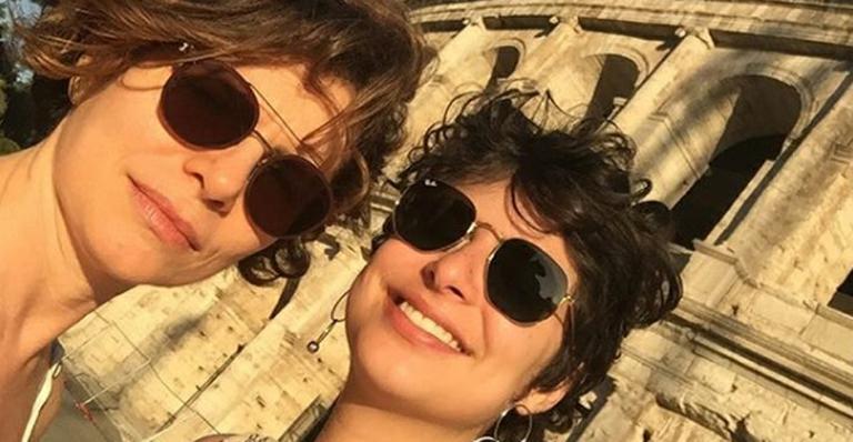 Débora Bloch posa com a filha no Coliseu e intriga fãs: “Irmãs gêmeas”