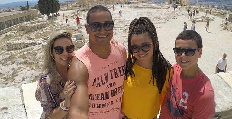 Carla Perez visita Atenas pela primeira vez com a família