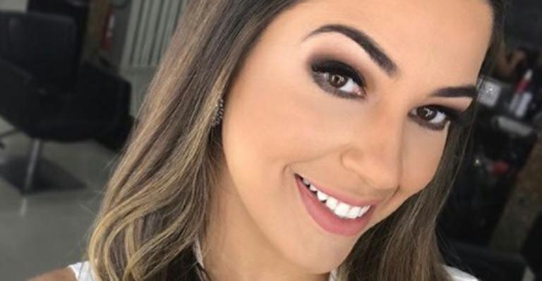 Vivian Amorim exibe corpaço só de biquíni na piscina e deixa fãs babando