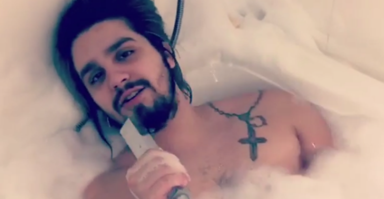 Luan Santana canta em banheira de espuma para divulgar seu programa