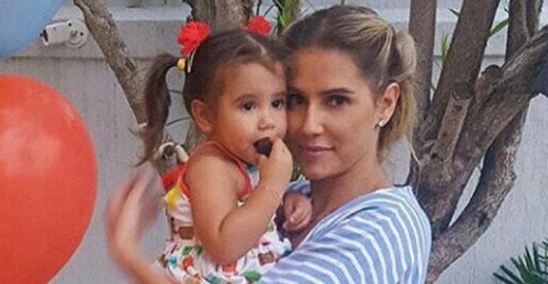 Deborah Secco mostra a filha se lambuzando com batom: “A tendência de hoje é o Bozo”