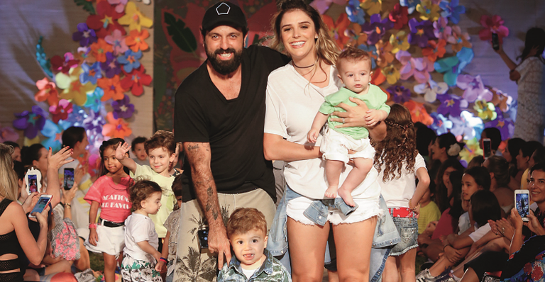 Mamãe Rafa Brites cruza a passarela com seu Rocco