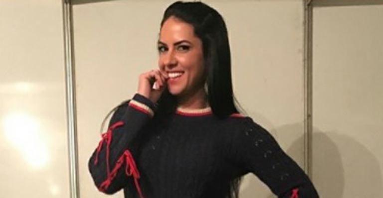 Graciele Lacerda posa com maiô estiloso em luxuosa piscina
