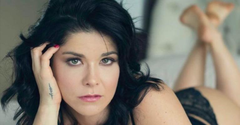 Longe da TV, Samara Felippo posa sexy só de lingerie e ressalta que toda mãe pode se sentir bonita