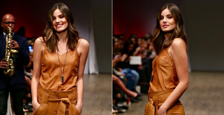 Camila Queiroz participa de desfile em evento de moda