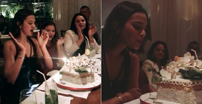 Bruna Marquezine festeja aniversário em jantar com os pais e amigos