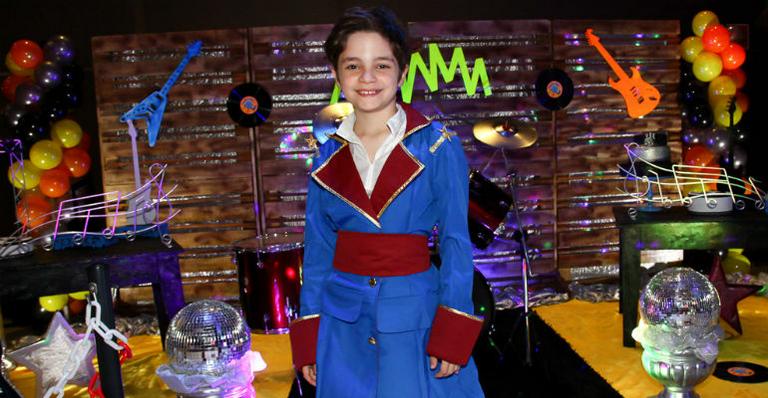 Kevin Vechiatto celebra seus 11 anos com amigos
