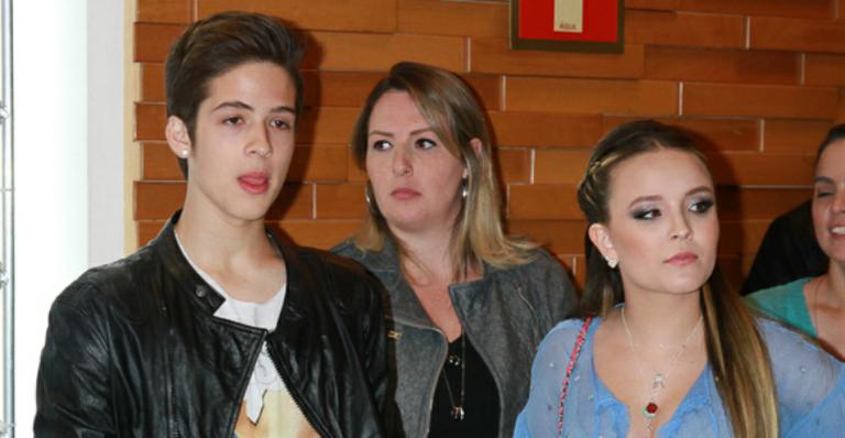 Larissa Manoela reencontra o ex, João Guilherme, em pré-estreia de filme