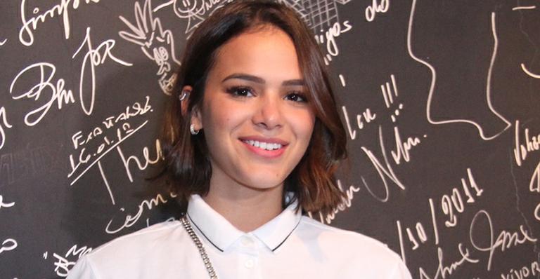 Bruna Marquezine vai para balada sertaneja com look comportado