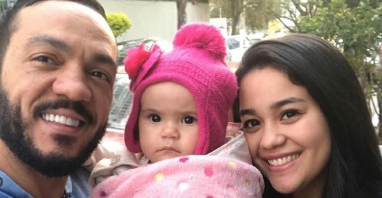Aos 43 anos, Belo posa sorridente com a terceira neta: “Coisa mais gostosa”