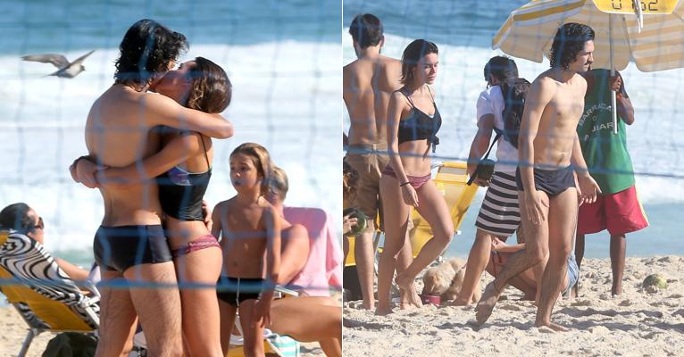 Gabriel Leone e Carla Salle, de ‘Os Dias Eram Assim’, trocam beijos em dia de praia