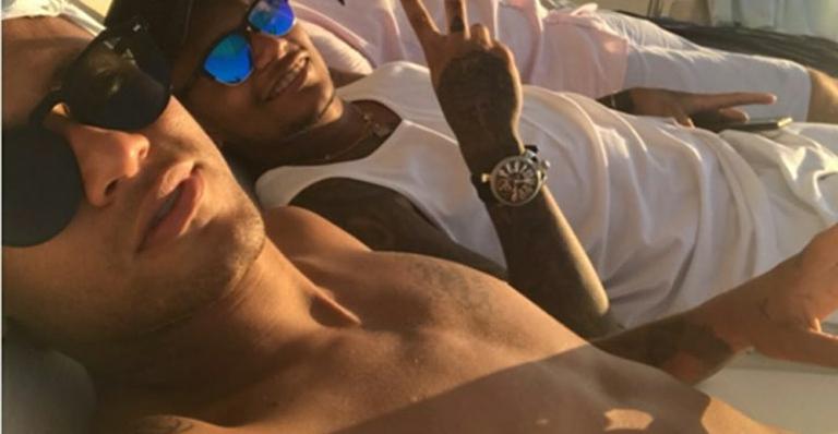 Com os “parças”, Neymar aparece se divertindo em festa em praia na França