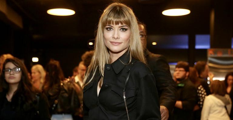 Alinne Moraes faz primeira aparição com o novo visual