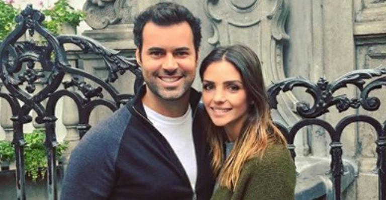 Carol Celico posa sensual na cama com Eduardo Scarpa e celebra 1 ano de namoro