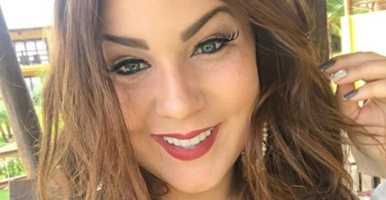 Com a barriguinha de fora, Cacau curte passeio de barco com novo namorado
