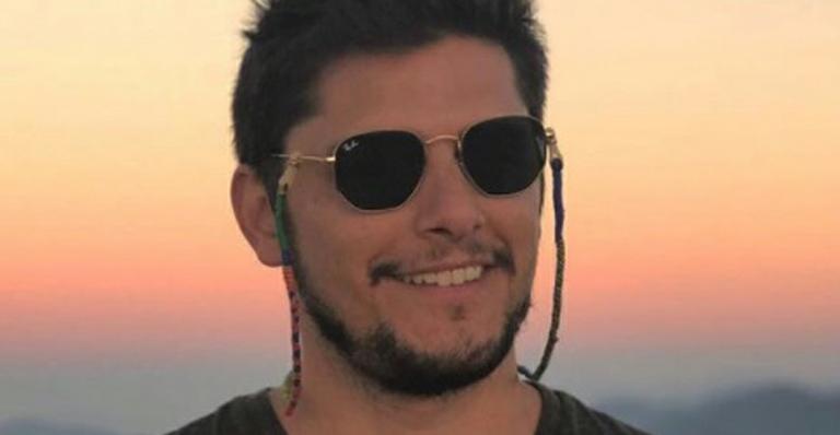 Bruno Gissoni dá colo para Madalena sob olhar atento de Yanna Lavigne