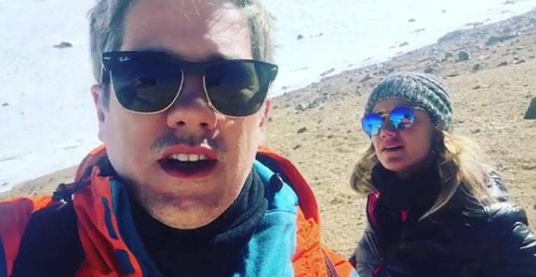 Rogério Flausino escala vulcão no Atacama pela primeira vez