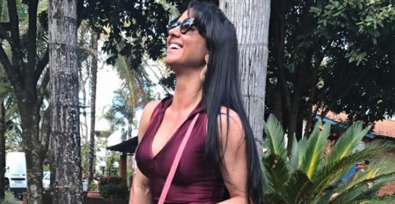 Graciele Lacerda posa sorrindo e manda indireta: “Sou alguém de verdade”