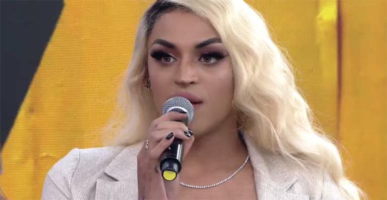 Pabllo Vittar sensualiza em foto só de toalha
