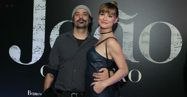 Alinne Moraes prestigia première com o amado, Mauro Lima