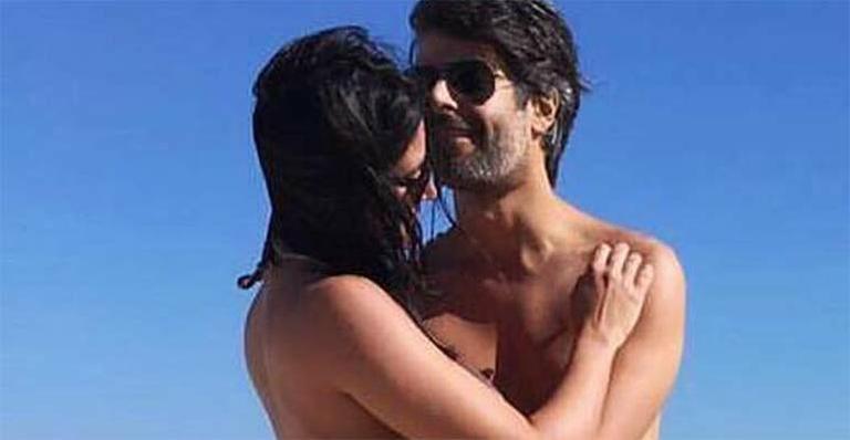 De biquíni exibindo o barrigão, Carol Castro posa ao lado do amado: ‘Amor transbordante’