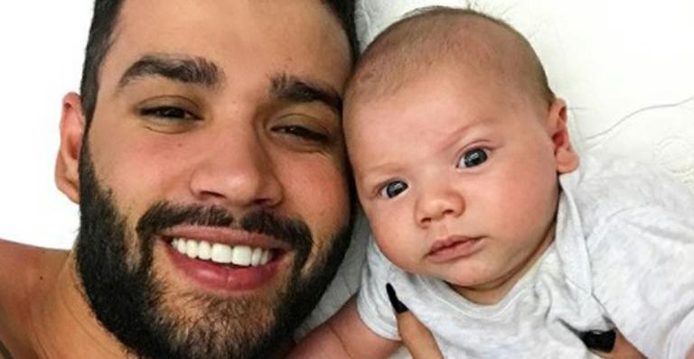 Gusttavo Lima posa coladinho com o filho e semelhança impressiona fãs: “A mesma cara”