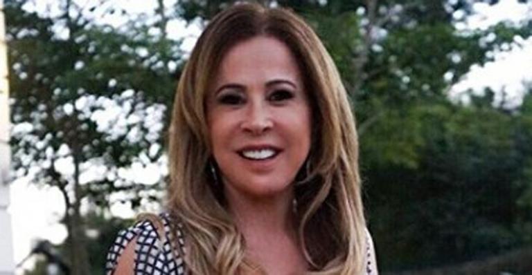 Zilu Camargo posa decotada e filosofa: “Bem aventurada a mulher que não desiste dos seus desígnios”