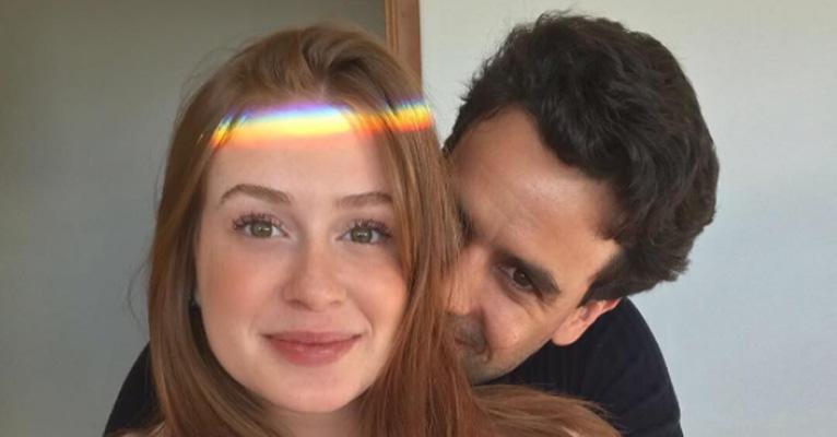 Marina Ruy Barbosa posa apaixonada com o noivo, Xandinho Negrão