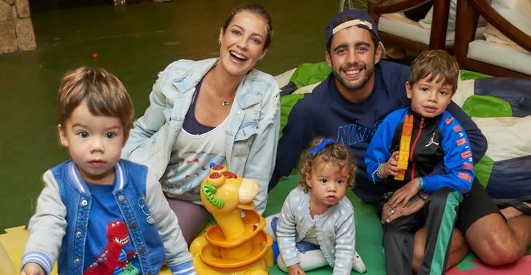 Luana Piovani revela que só viaja com os três filhos com duas babás: “Gasto enorme”