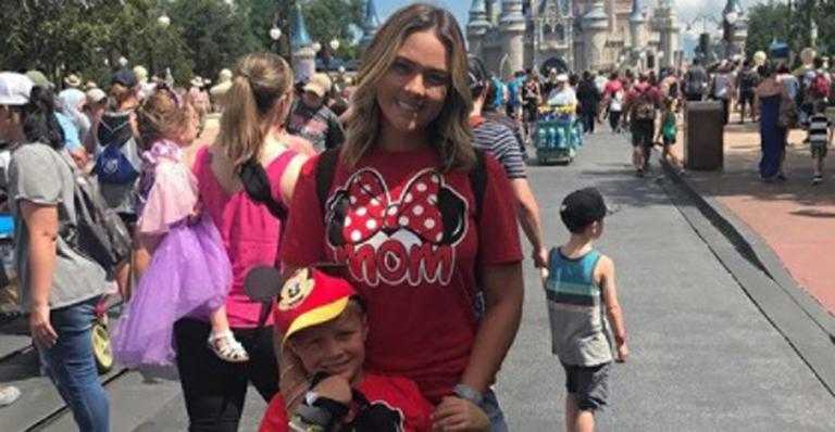 Carol Dantas se diverte na Disney com o filho, Davi Lucca