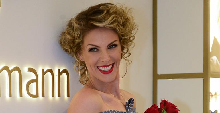 Ana Hickmann aparece com o cabelo cacheado em evento