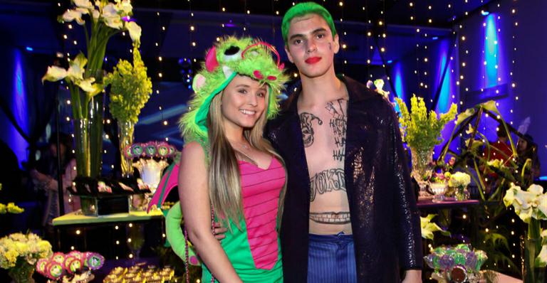 Larissa Manoela vira dragoa em festa à fantasia de Matheus Lustosa