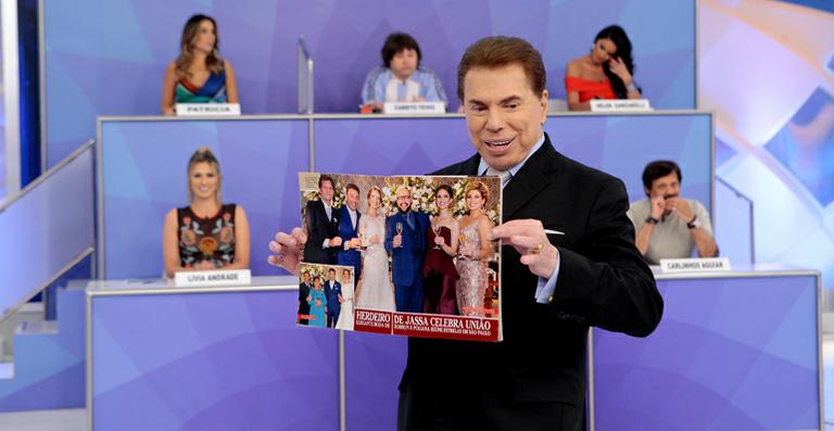 Silvio Santos mostra a Revista CARAS com o casamento de Robson Jassa
