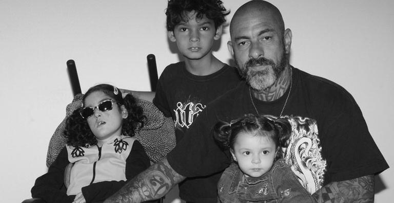 Em foto rara, Henrique Fogaça aparece com os três filhos