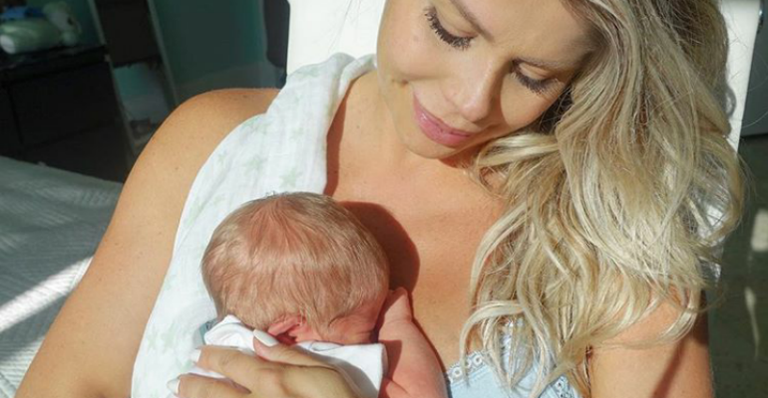 Karina Bacchi mostra primeiro banho de sol do filho e fãs se encantam: “Loiríssimo”
