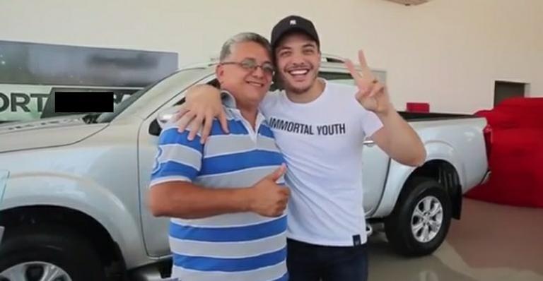 Wesley Safadão presenteia o pai com carrão de R$ 156 mil
