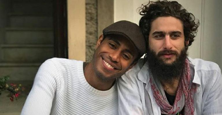 Ícaro Silva nega romance com Bernardo Mendes: “Não há porque alimentar uma mentira”