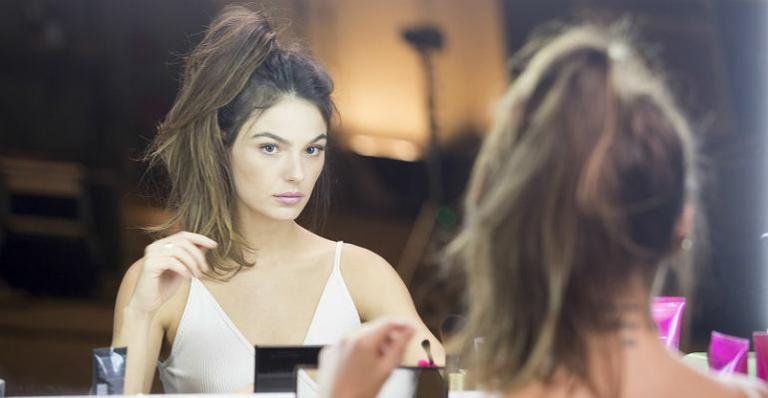 Isis Valverde está insatisfeita com seu cabelo em nova campanha de beleza