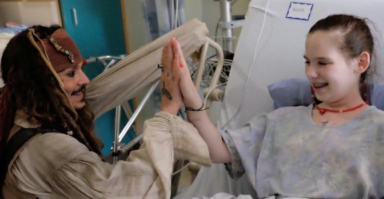 Johnny Depp visita hospital infantil vestido de Jack Sparrow